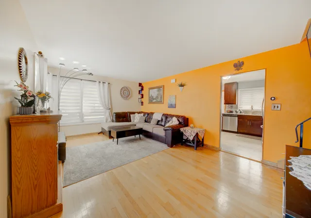 Photo 4 of Single family home for sale at 513 W Willow Glen, Addison, IL 60101 | MLS# 12730409 | Listing updated on 2026-09-23