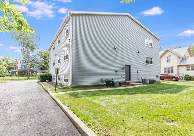 image of 712 W Highland Ave, Elgin, IL 60123