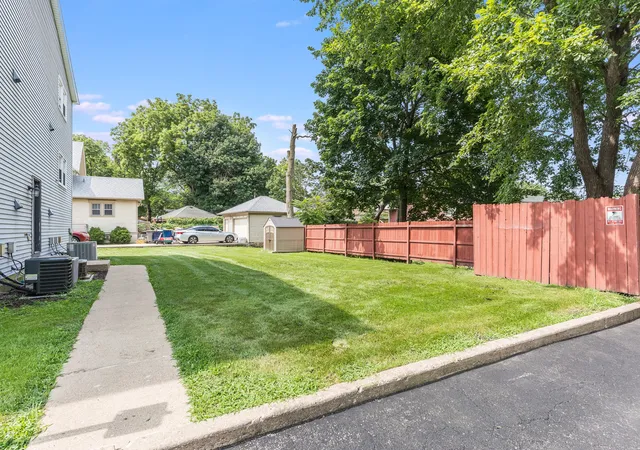 image of 712 W Highland Ave, Elgin, IL 60123