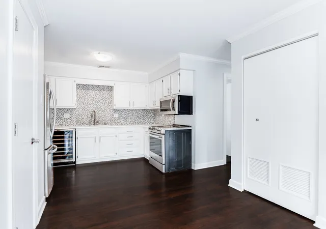 image of 712 W Highland Ave #6, Elgin, IL 60123 | MLS# 12730479