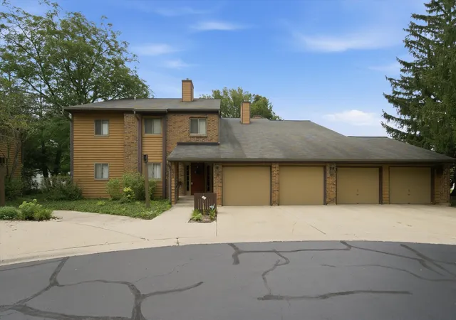 2nd image of 650 Waverly Dr #D, Elgin, IL 60120 | MLS# 12730487