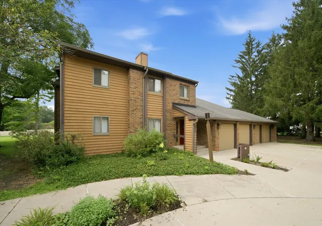 3rd image of 650 Waverly Dr, Elgin, IL 60120