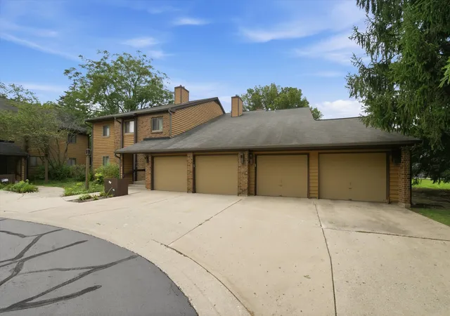 4th image of 650 Waverly Dr, Elgin, IL 60120
