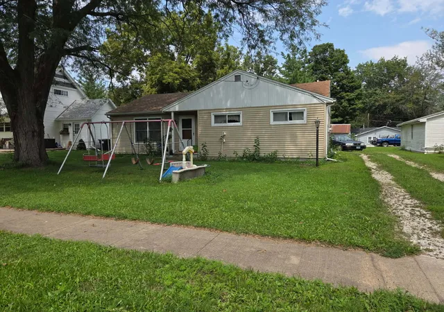 1st image of 825 Locust St, Carthage, IL 62321 | MLS# 12730561