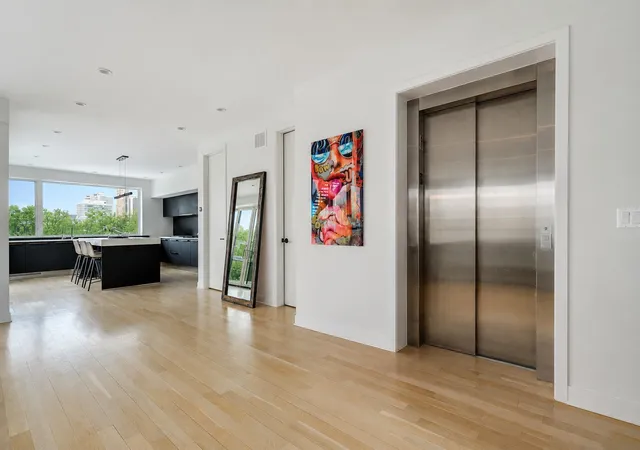 Listing Photo 3 - Condo for sale in building located at 530 W Dickens Ave, Chicago, IL 60614 - Unit #401