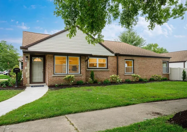 Single family home for sale at 10059 S Spaulding Ave, Evergreen Park, IL 60805 | MLS# 12730648