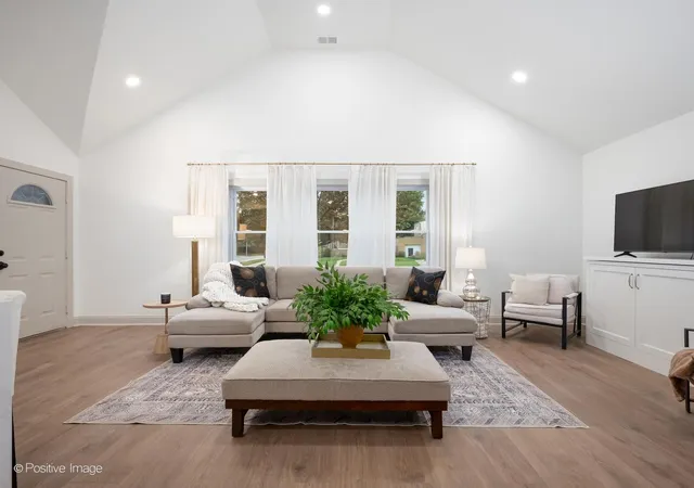 Photo 2 of Single family home for sale at 10059 S Spaulding Ave, Evergreen Park, IL 60805 | MLS# 12730648 | Listing updated on 2026-09-02