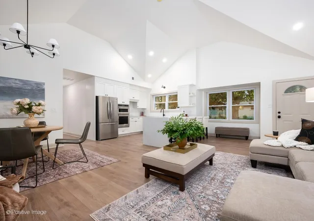 Photo 4 of Single family home for sale at 10059 S Spaulding Ave, Evergreen Park, IL 60805 | MLS# 12730648 | Listing updated on 2026-09-02