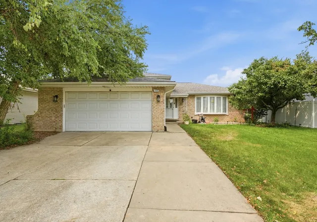 Photo 2 of Single family home for sale at 15606 Vista Dr, Oak Forest, IL 60452 | MLS# 12730716 | Listing updated on 2026-08-20