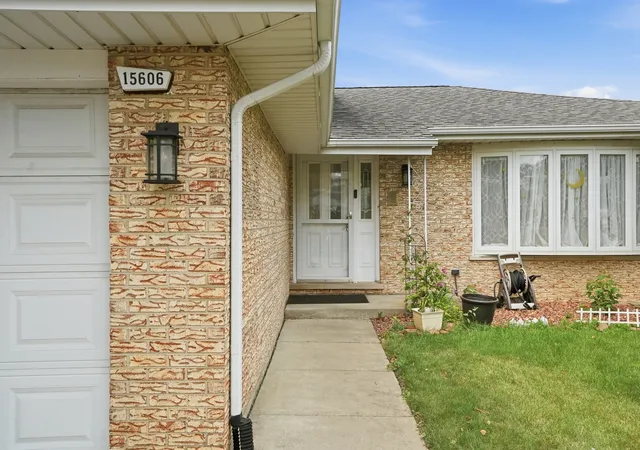 Photo 4 of Single family home for sale at 15606 Vista Dr, Oak Forest, IL 60452 | MLS# 12730716 | Listing updated on 2026-08-20