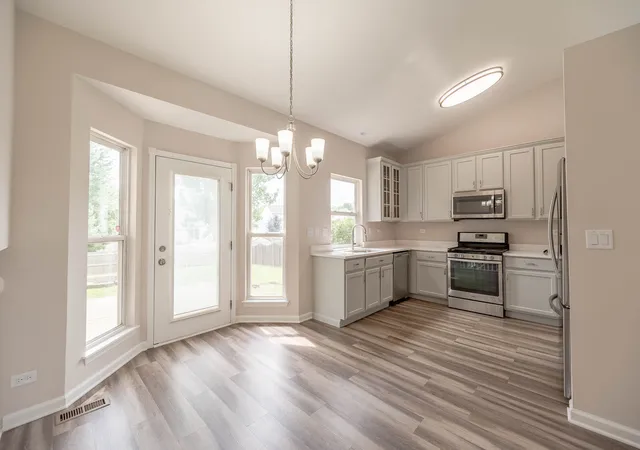 4th image of 636 Hamilton Ln, North Aurora, IL 60542 | MLS# 12730722