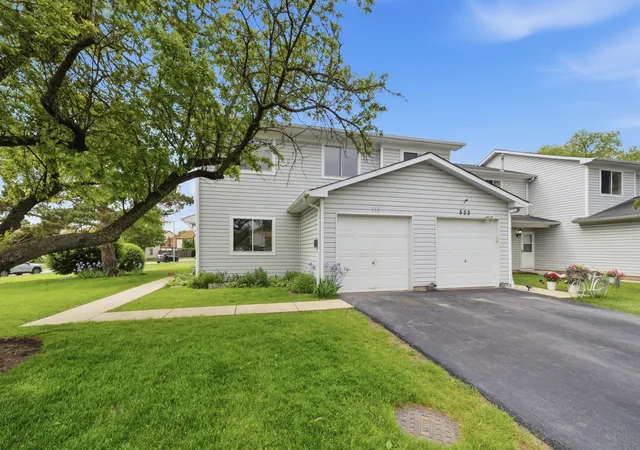 Photo 2 of Townhouse for sale at 527 Alton Ct, Carol Stream, IL 60188 | MLS# 12730740 | Listing updated on 2026-08-19