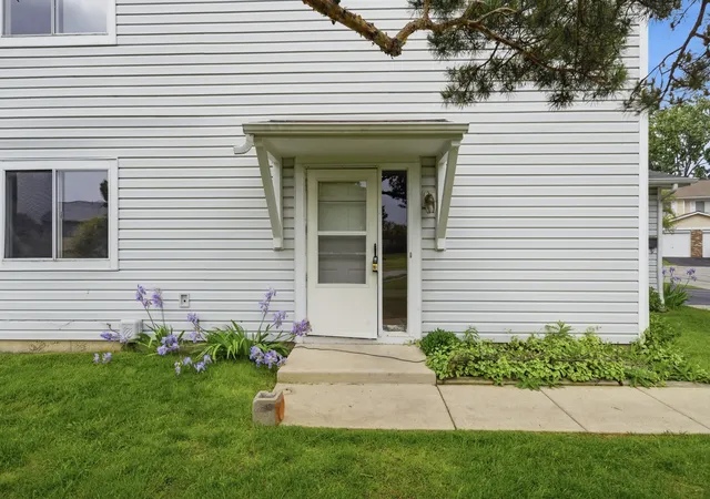 Photo 3 of Townhouse for sale at 527 Alton Ct, Carol Stream, IL 60188 | MLS# 12730740 | Listing updated on 2026-08-19