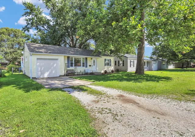 Photo 2 of Single family home for sale at 704 E Buckner St, Tuscola, IL 61953 | MLS# 12730835 | Listing updated on 2026-09-03