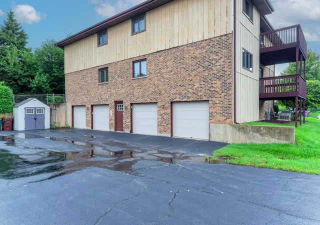 2nd image of 226 Manor Dr, New Lenox, IL 60451