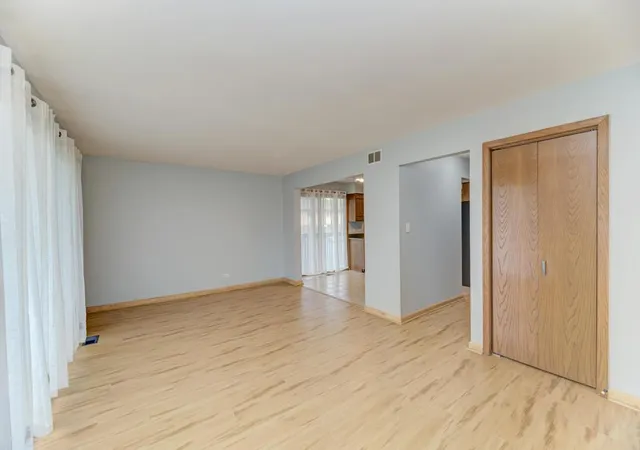 3rd image of 226 Manor Dr, New Lenox, IL 60451