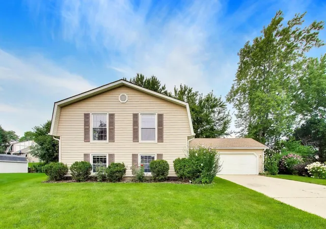 2nd image of 4500 Sundance Ct, Hoffman Estates, IL 60192 | MLS# 12730901
