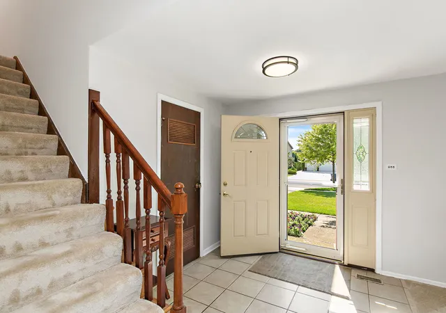 2nd image of 31 S Salem Dr, Schaumburg, IL 60193 | MLS# 12730977