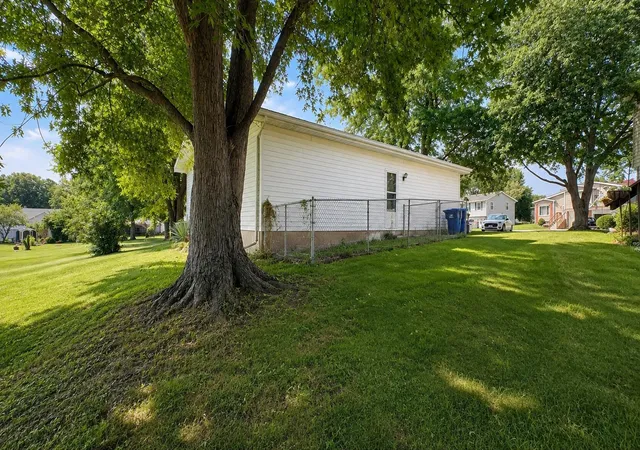2nd image of 6 E Sunshine Ct, Bloomington, IL 61704 | MLS# 12731004