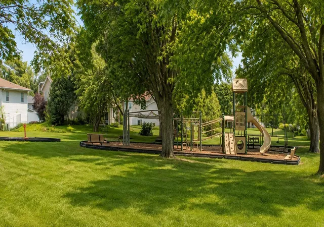 4th image of 6 E Sunshine Ct, Bloomington, IL 61704 | MLS# 12731004