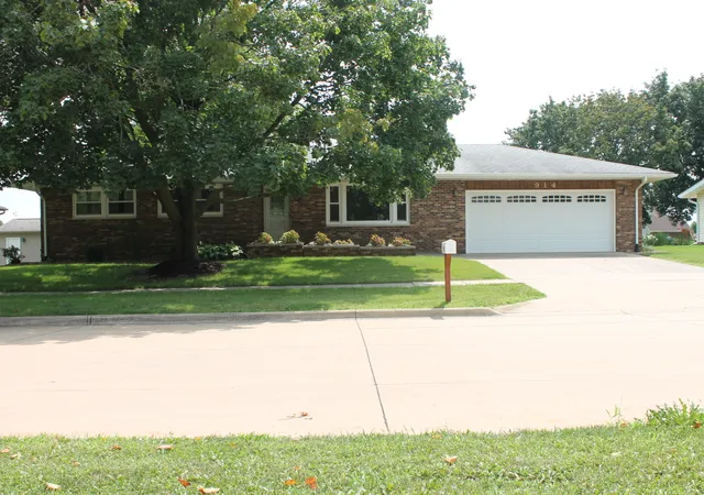 Photo 1 of Sale Pending at 914 Cherry Dr, Geneseo, IL 61254 | MLS# 12731015 | Listing updated on 2026-08-20