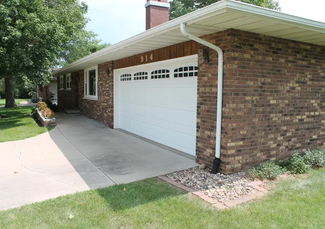 Photo 2 of Sale Pending at 914 Cherry Dr, Geneseo, IL 61254 | MLS# 12731015 | Listing updated on 2026-08-20
