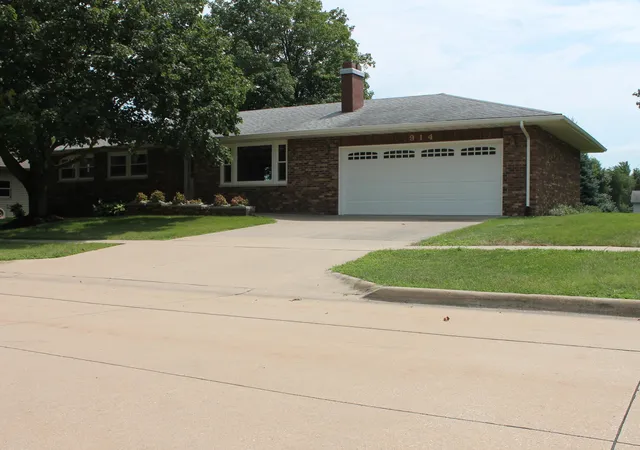 Photo 2 of Sale Pending at 914 Cherry Dr, Geneseo, IL 61254 | MLS# 12731015 | Listing updated on 2026-08-20