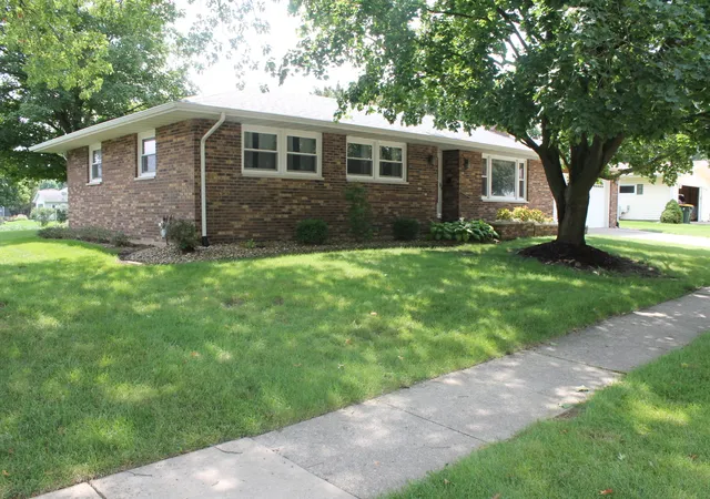 Photo 3 of Sale Pending at 914 Cherry Dr, Geneseo, IL 61254 | MLS# 12731015 | Listing updated on 2026-08-20