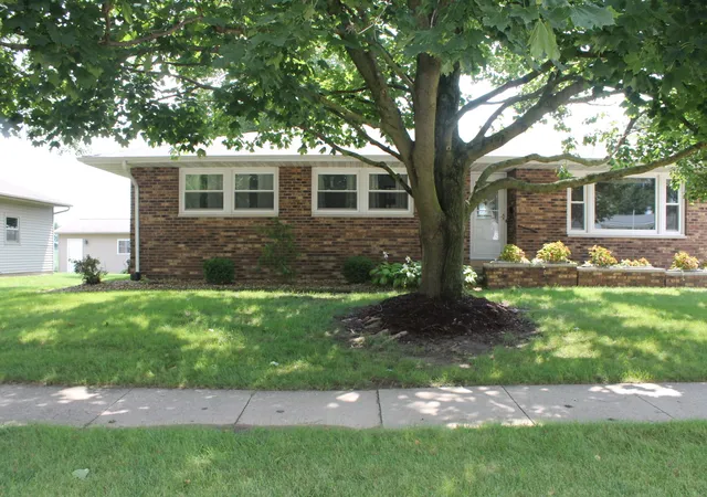 Photo 4 of Sale Pending at 914 Cherry Dr, Geneseo, IL 61254 | MLS# 12731015 | Listing updated on 2026-08-20