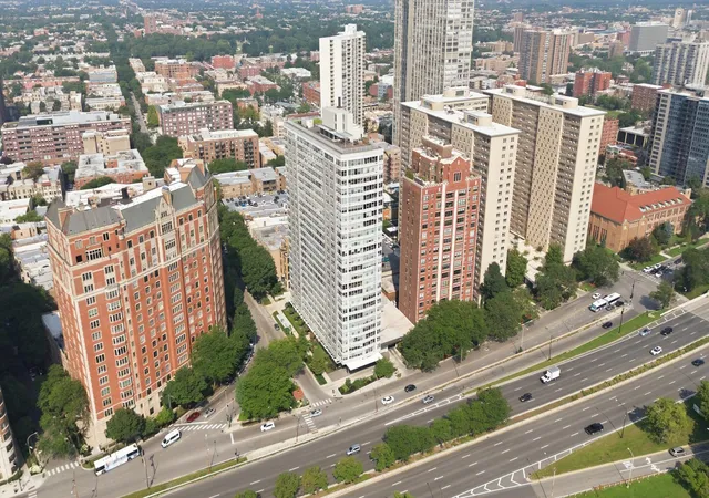 Listing Photo 2 - Condo for sale in building located at 3900 N Lake Shore Dr, Chicago, IL 60613 - Unit #4B