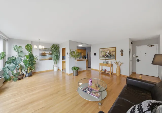 Listing Photo 3 - Condo for sale in building located at 3900 N Lake Shore Dr, Chicago, IL 60613 - Unit #4B