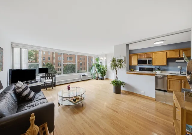 Listing Photo 4 - Condo for sale in building located at 3900 N Lake Shore Dr, Chicago, IL 60613 - Unit #4B