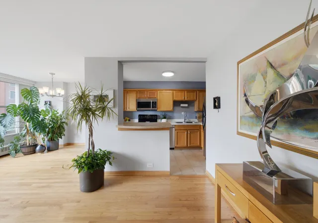 Listing Photo 5 - Condo for sale in building located at 3900 N Lake Shore Dr, Chicago, IL 60613 - Unit #4B
