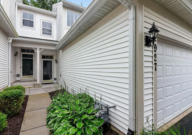 2nd image of 2927 Pleasant Plains Dr, St. Charles, IL 60175 | MLS# 12731046