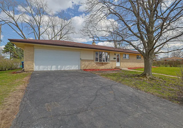 2nd image of 761 Marshall Dr, Des Plaines, IL 60016 | MLS# 12731065