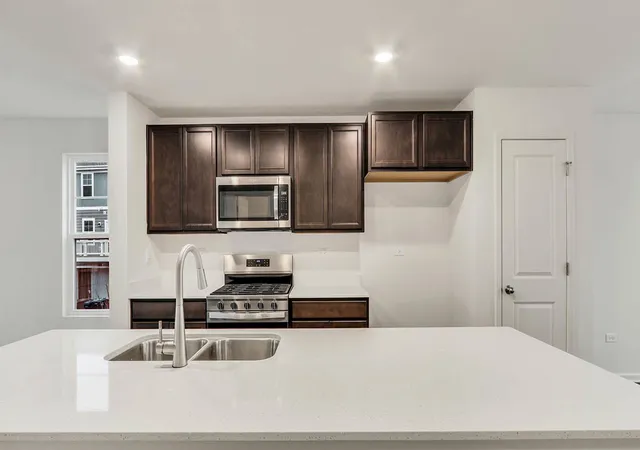 3rd image of 405 Lakeshore Ct, St. Charles, IL 60174 | MLS# 12731114