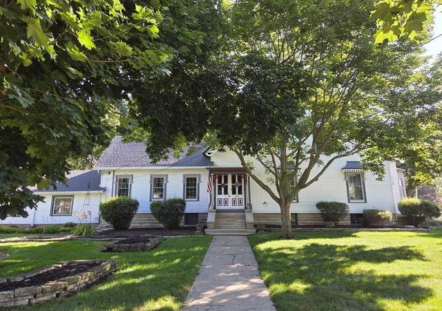 Photo 3 of Sale Pending at 425 W Lincoln Ave, Belvidere, IL 61008 | MLS# 12731131 | Listing updated on 2026-08-25
