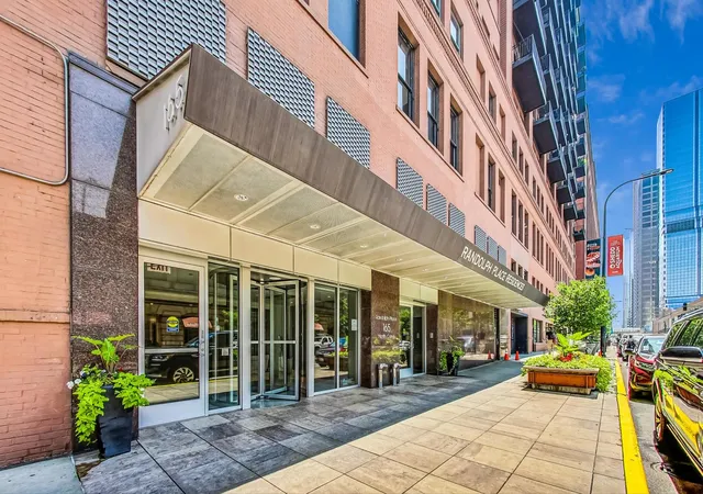 2nd image of 165 N Canal St, Chicago, IL 60606