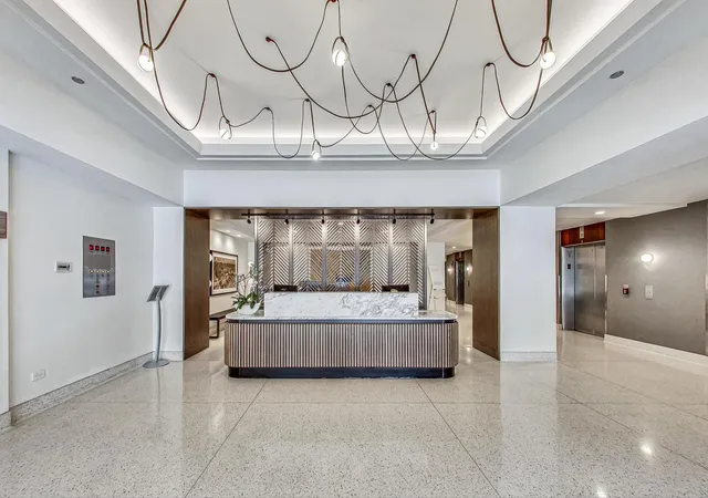 3rd image of 165 N Canal St, Chicago, IL 60606