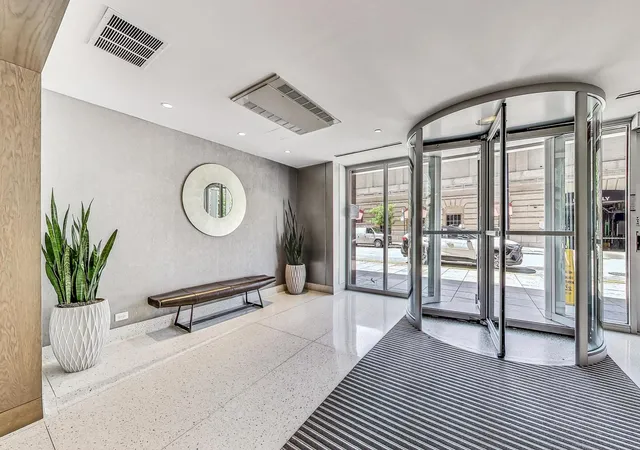 4th image of 165 N Canal St, Chicago, IL 60606