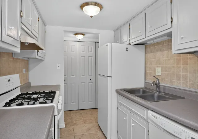 Photo 4 of Condo for sale at 8000 Woodglen Ln #110, Downers Grove, IL 60516 | MLS# 12731146 | Listing updated on 2026-09-01