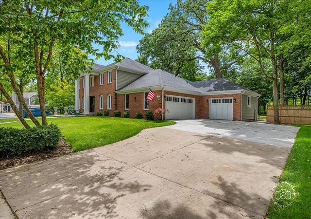 Photo 3 of Single family home for sale at 1415 Heatherton Dr, Naperville, IL 60563 | MLS# 12731164 | Listing updated on 2026-08-18