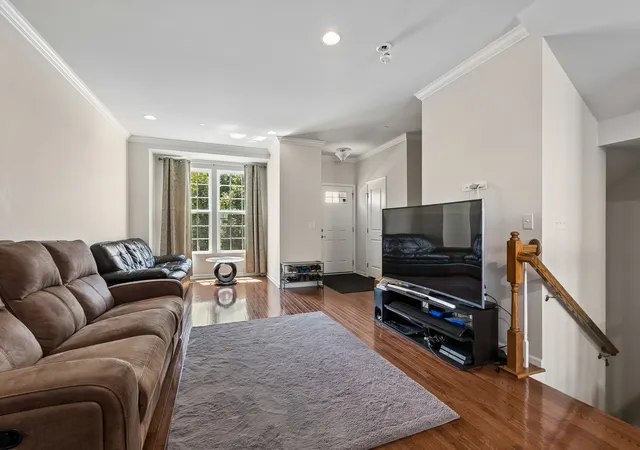 4th image of 69 Nicholas Dr W, Des Plaines, IL 60016 | MLS# 12731212