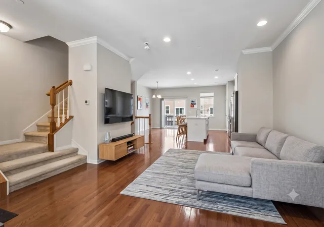 5th image of 69 Nicholas Dr W, Des Plaines, IL 60016 | MLS# 12731212