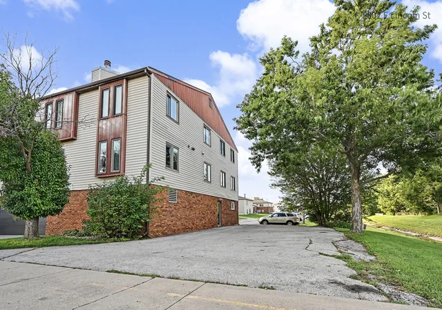 2nd image of 2802 E Lincoln St #2C, Bloomington, IL 61704 | MLS# 12731239