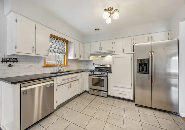 2nd image of 952 W Grant Dr, Des Plaines, IL 60016 | MLS# 12731244