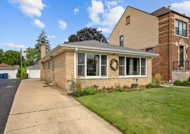24th image of 952 W Grant Dr, Des Plaines, IL 60016 | MLS# 12731244