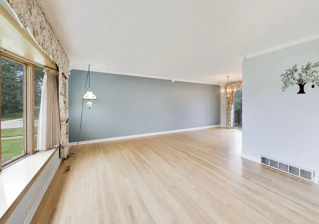 5th image of 433 Kinkaid Ct, Des Plaines, IL 60016 | MLS# 12731290
