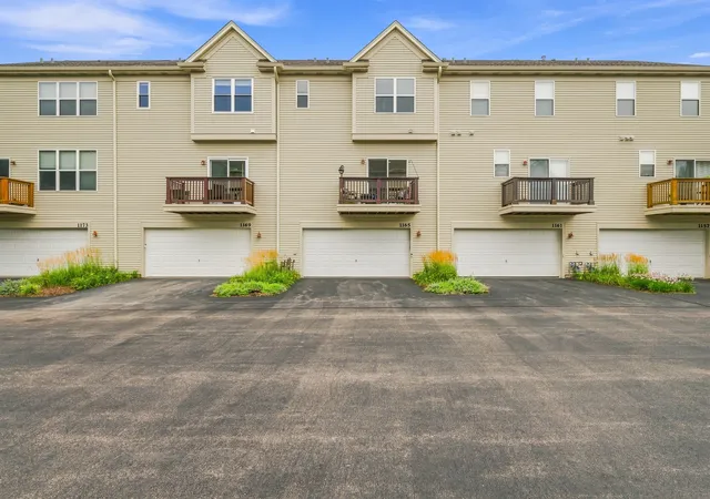 2nd image of 1165 Comiskey Ave, North Aurora, IL 60542