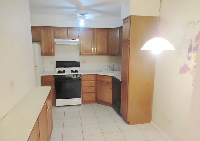 Listing Photo 5 - Condo for sale in building located at 150 Lake Blvd, Buffalo Grove, IL 60089 - Unit #118